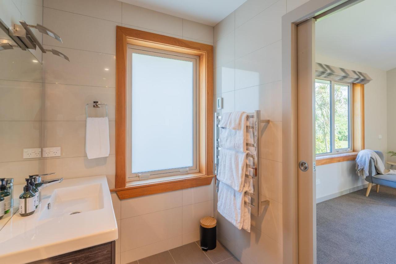 Anam Cara Gardens Luxury Villa Private Bedrooms And Ensuite Bathrooms Sleeps 9 Otaki Exteriér fotografie
