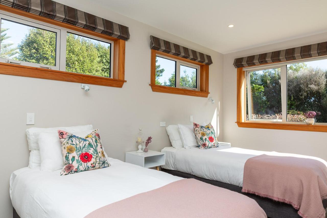 Anam Cara Gardens Luxury Villa Private Bedrooms And Ensuite Bathrooms Sleeps 9 Otaki Exteriér fotografie
