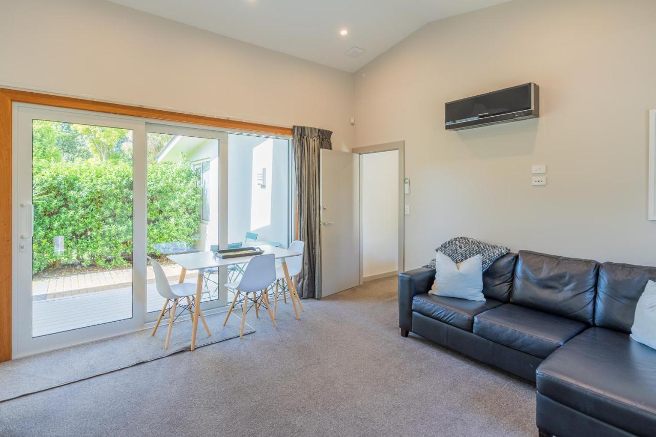 Anam Cara Gardens Luxury Villa Private Bedrooms And Ensuite Bathrooms Sleeps 9 Otaki Exteriér fotografie
